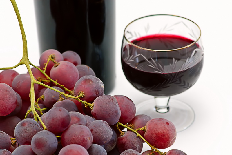 https://s25.picofile.com/file/8450857734/wine_and_grapes.jpg