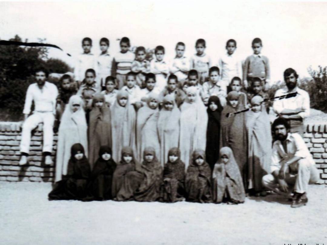 تصاویری از دانش آموزان و آموزگاران دبستان حافظ خانیک دهه60
