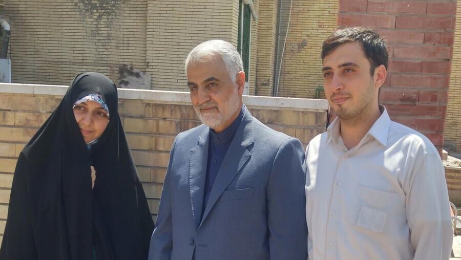 شهیدان زهرا حسنی سعدی و محمد صالحی در کنار سردار سلیمانی