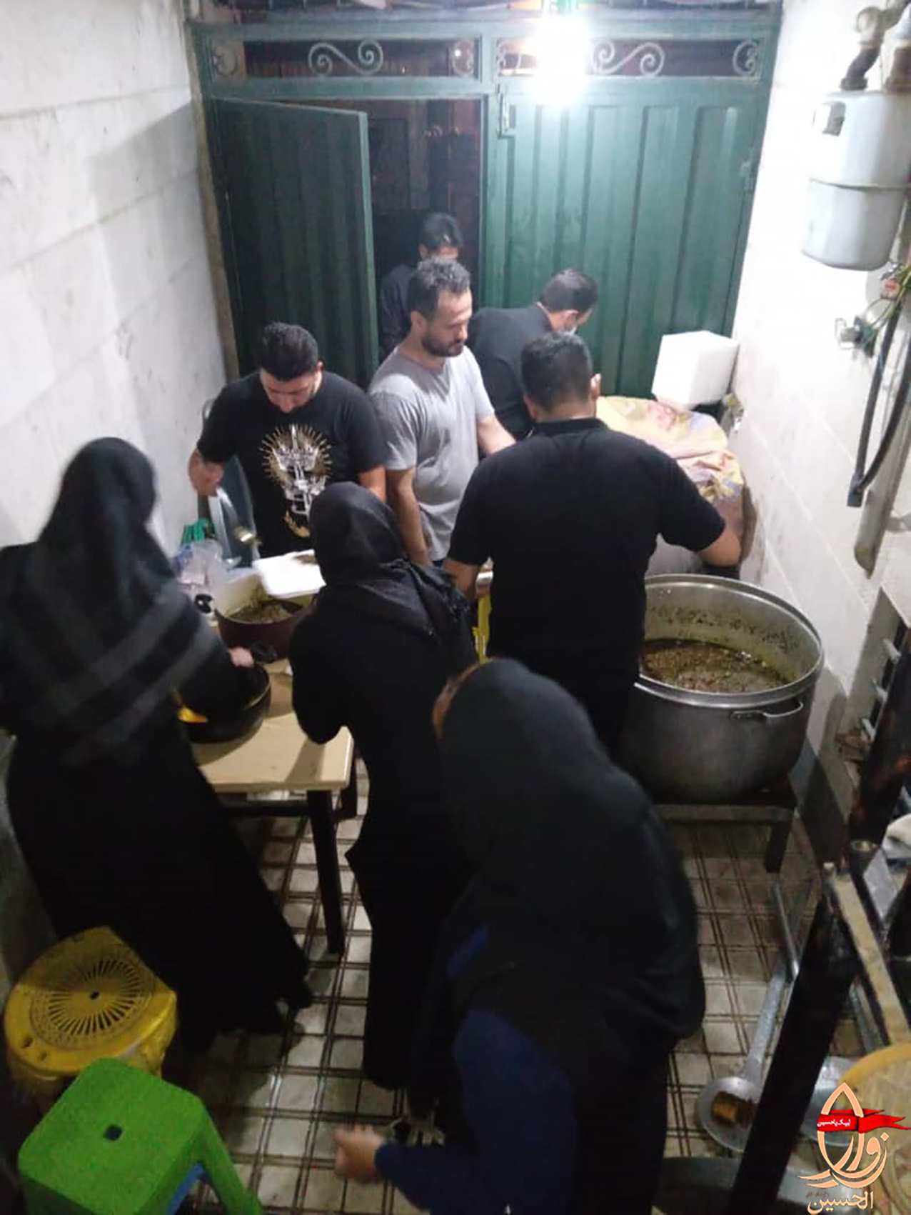 خادمین هیئت زوارالحسین در حال پخت و تهیه غذا برای مراسم دهه دوم محرم1401 هیئت زوارالحسین